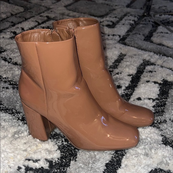 Shoes - Elegant Tan Ankle Boots